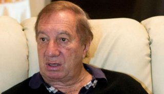 Bilardo respira por sus propios medios, pero sigue en terapia intensiva