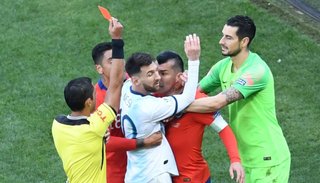 Por la roja ante Chile, Messi fue sancionado con U$S1500 y una fecha de suspensión