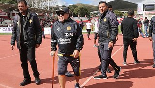 Maradona, operado con Ã©xito de la rodilla derecha