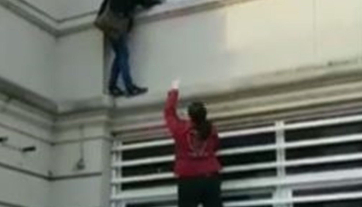 Trepó la cornisa de un hospital para ver a un pariente aislado: el video