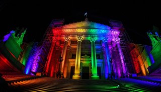 Matrimonio Igualitario: el Congreso se iluminó anoche con los colores de la diversidad