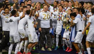 Además del ascenso, Bielsa festejó el campeonato, un récord y explotó de risa