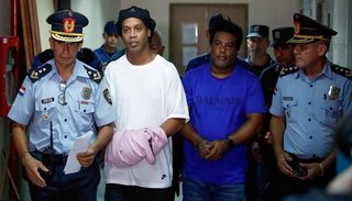 Ronaldinho se llevó un tremendo susto mientras cumple con prisión domiciliaria
