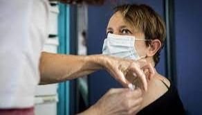 Francia hace obligatoria la vacunación para el personal de la salud