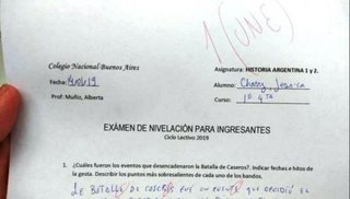 Completó las respuestas de un examen con lenguaje inclusivo y la profesora le puso un “une”