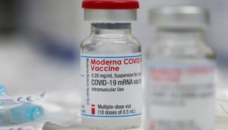 Comenzarán a vacunar con las dosis de Moderna a adolescentes con comorbilidades