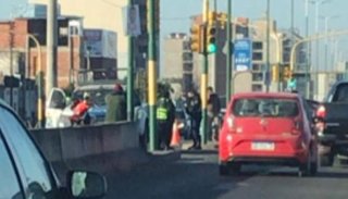 Cruzó el semáforo en rojo y chocó con una moto en avenida Bolivia