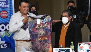 Gimnasia presentó su camiseta con nuevos sponsors