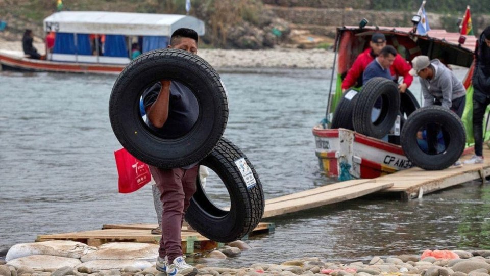 Los bolivianos arrasan con los productos de almacén en la frontera salteña