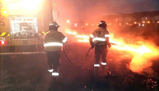 VIDEO. Tremendo incendio en un predio cercano a una embotelladora de gaseosa