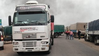 Incidentes en un corte de camiones cerealeros en la ruta 30 en Las Lajitas