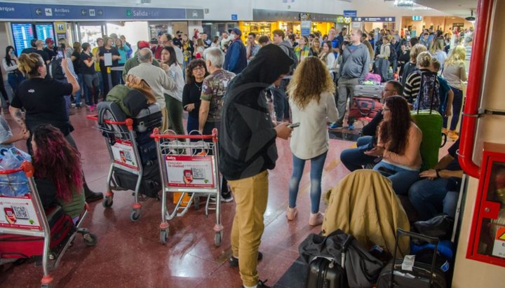 Cientos de pasajeros varados y sin respuestas en el aeropuerto de Salta