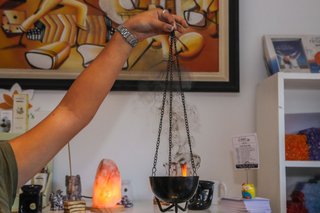 Los salteños preparan las hierbas para la tradicional sahumada del 1 de agosto