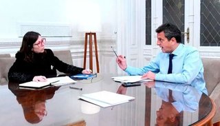 Batakis llegó al país y se aceleran cambios en el gobierno