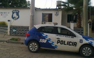 Una mujer intentó arrojarse de un auto para no ser golpeada