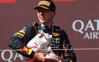 VIDEO. Verstappen logró su séptima victoria consecutiva y Norris le rompió el trofeo