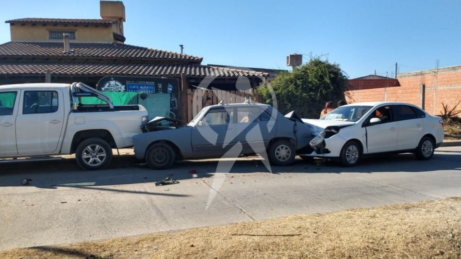 Triple choque de autos y un árbol caído en el barrio Santa Ana- Triple choque de autos y un árbol caído en el barrio Santa Ana