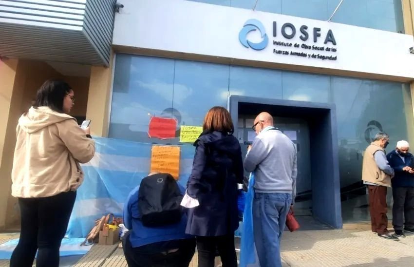 "Nos descuentan para no darnos nada": jubilados de las Fuerzas Armadas y de Seguridad protestan por la obra social IOSFA