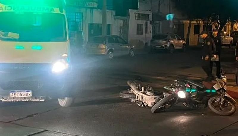 Choque entre dos motos en el centro: uno de los conductores estaba ebrio y habría cruzado en rojo
