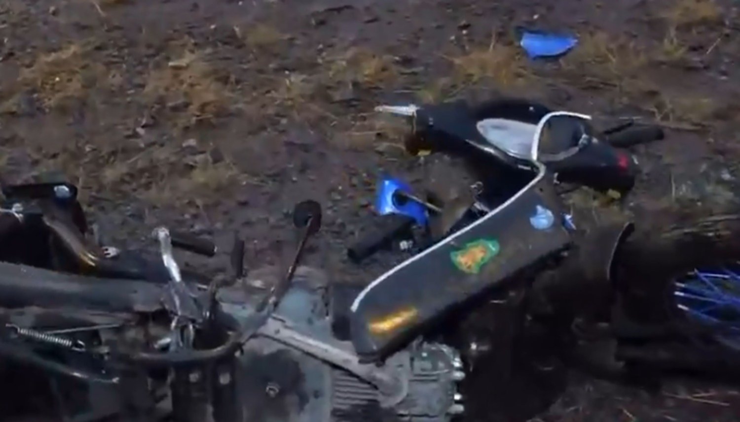 Tremendo choque entre motos en la Circunvalación Oeste: una mujer sin casco terminó fracturada