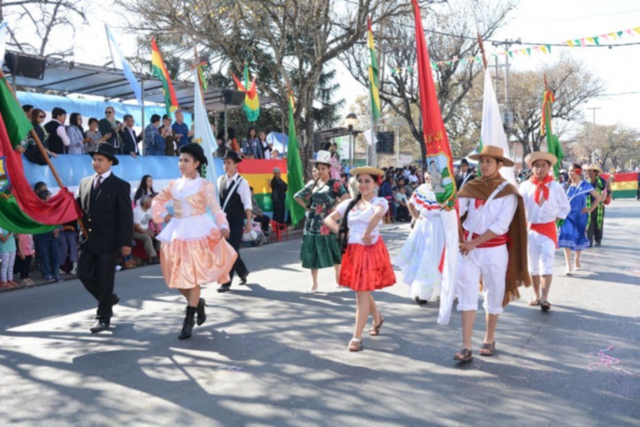 Gran Desfile Por Los 190 Años De La Independencia De Bolivia Avenida El Exodo Bolivia 3769