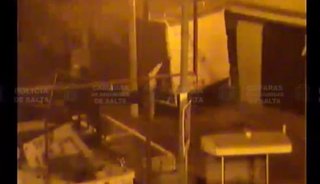 VIDEO: Un joven robó un fardo de leche chocolatada y lo detuvieron