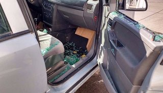 Destrozan auto para robarle a una embarazada