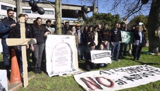 Científicos del Conicet realizaron el "velorio de la ciencia"