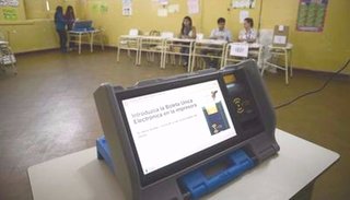 En la Escuela Normal fallaron dos máquinas del voto electrónico