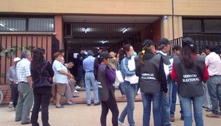 Muchos electores aguardando para emitir su voto en Tartagal