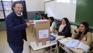 Gustavo Sáenz sufragó en la escuela Manuel Castro