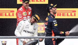 Hamilton triunfó y achicó diferencias