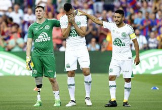 En un emotivo partido, Barcelona goleó a Chapecoense