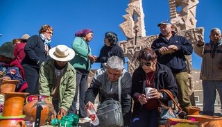 Cientos de turistas participaron de los convites a la Pachamama