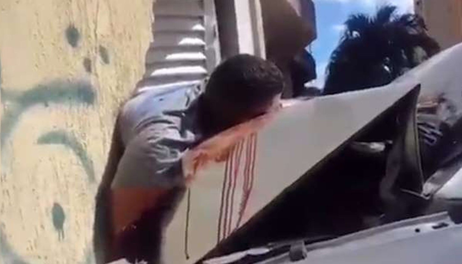 Un conductor aceleró y aplastó contra una pared a dos motochorros
