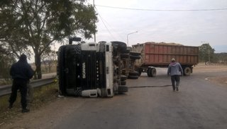 Corte momentáneo de la ruta 56 por el vuelco de un camión cañero