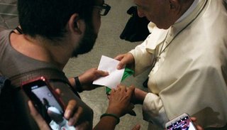 Le entregaron un pañuelo verde de la campaña por el aborto al Papa Francisco
