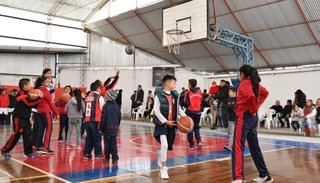Social Quijano inauguró su nuevo piso parquet