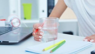 Cómo afecta a nuestro cuerpo tomar poca agua