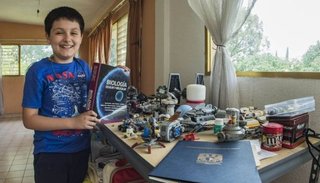 Tiene 12 años y empezará la universidad: ya anunció que llevará su peluche a clases