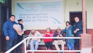 Policías compartieron chocolate con los abuelos