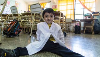 Un niño con la enfermedad conocida como "huesos de cristal" necesita ayuda