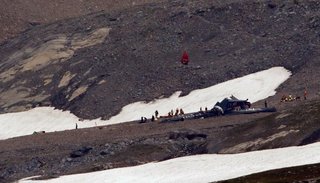 Un avión se estrelló en los Alpes suizos y murieron al menos 20 personas