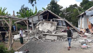Fuerte terremoto deja al menos 82 muertos