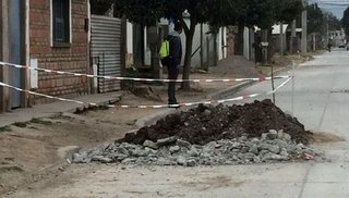 Abrieron una docena de pozos en una calle recién pavimentada por problemas cloacales