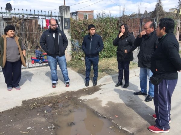 Tuvieron que abrir una docena de pozos en una calle recién pavimentada por problemas cloacales - Tuvieron que abrir una docena de pozos en una calle recién pavimentada por problemas cloacales