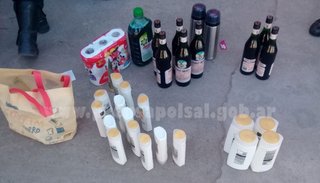 Huían con ocho fernet, un pack de papel higiénico y varios potes de shampoo: cuatro detenidos