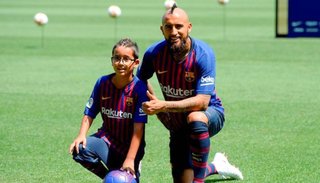 Arturo Vidal fue presentado en el Barcelona y le tiró flores a Messi