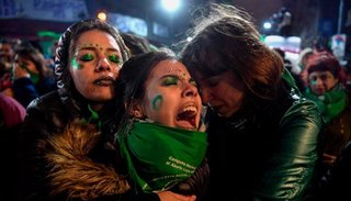 "El Senado dice ‘no’ al aborto y deja a la Argentina con una ley de 1921", el duro titular de El País de España