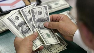 El dólar registró la tercera baja de la semana y cerró a 37,81 pesos